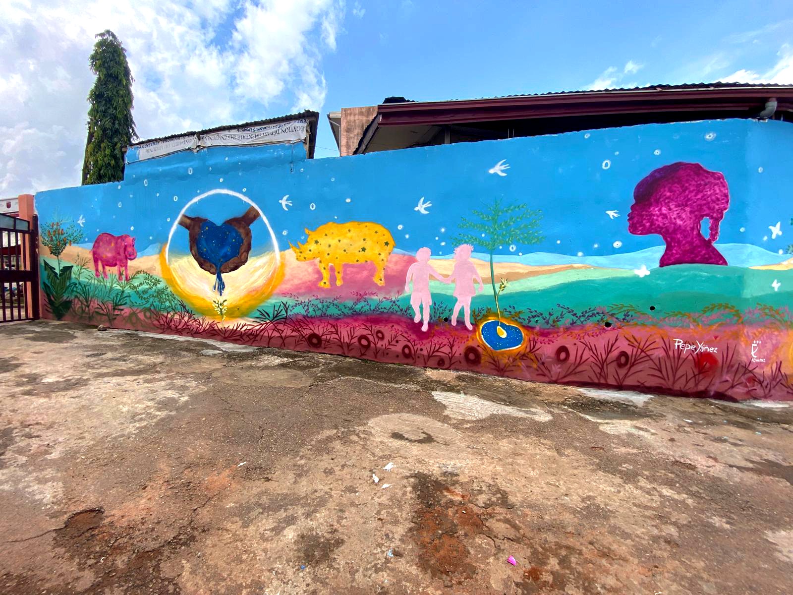 Pepe Yáñez. En el mural de Pepe Yáñez en la capital camerunesa han participado más de 150 niños y niñas del colegio Tiama Ecole con sus docentes y voluntariado de Adharaz 