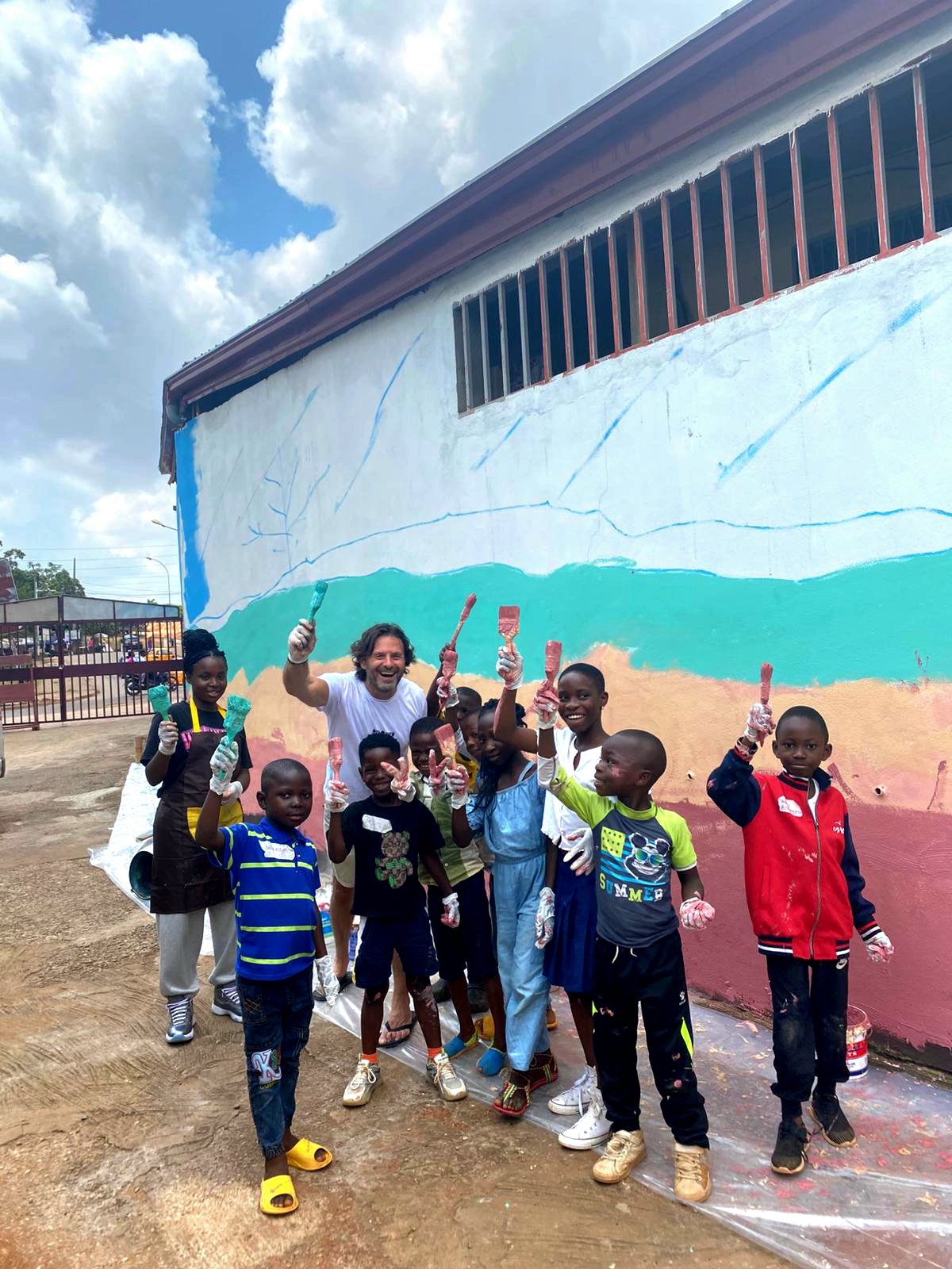 Pepe Yáñez. En el mural de Pepe Yáñez en la capital camerunesa han participado más de 150 niños y niñas del colegio Tiama Ecole con sus docentes y voluntariado de Adharaz 