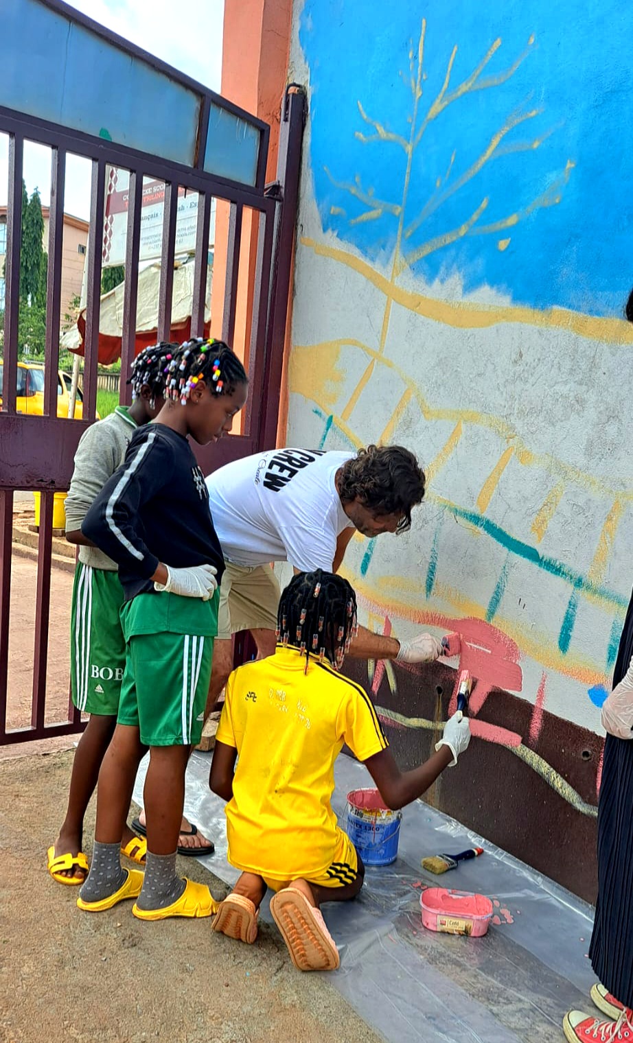 Pepe Yáñez. En el mural de Pepe Yáñez en la capital camerunesa han participado más de 150 niños y niñas del colegio Tiama Ecole con sus docentes y voluntariado de Adharaz 