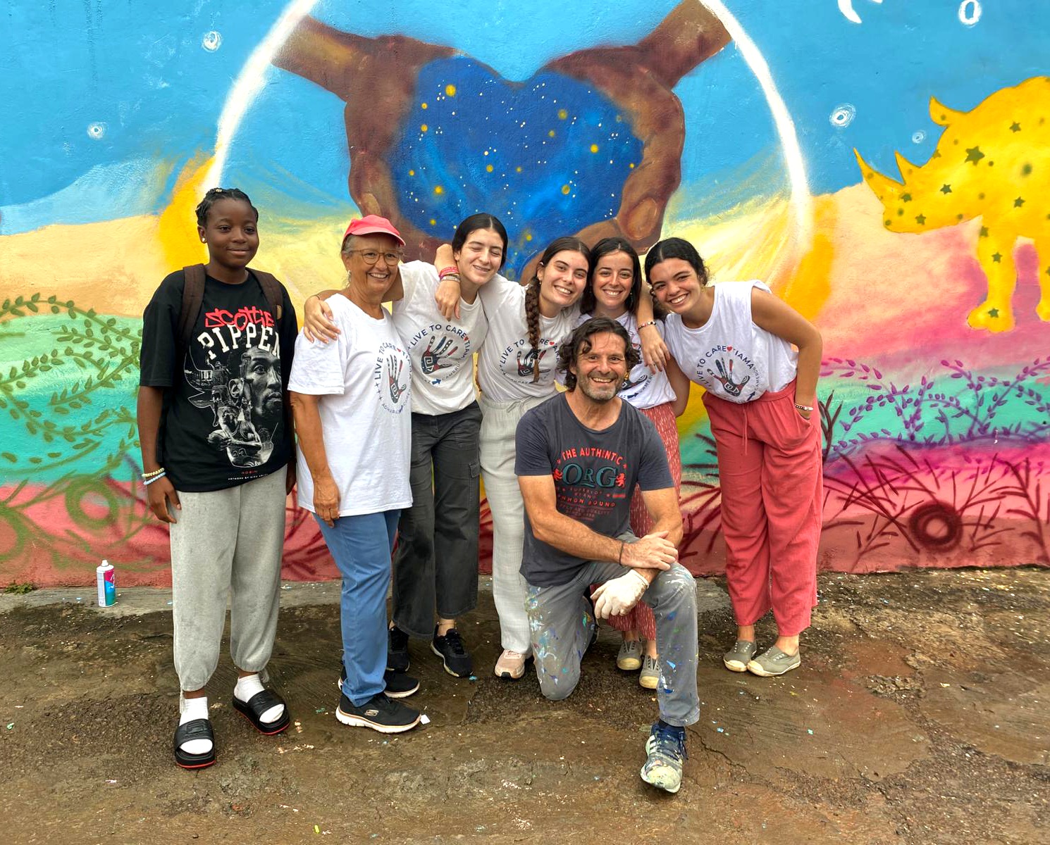 Pepe Yáñez. En el mural de Pepe Yáñez en la capital camerunesa han participado más de 150 niños y niñas del colegio Tiama Ecole con sus docentes y voluntariado de Adharaz 