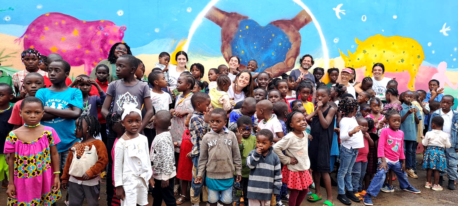Pepe Yáñez. En el mural de Pepe Yáñez en la capital camerunesa han participado más de 150 niños y niñas del colegio Tiama Ecole con sus docentes y voluntariado de Adharaz 