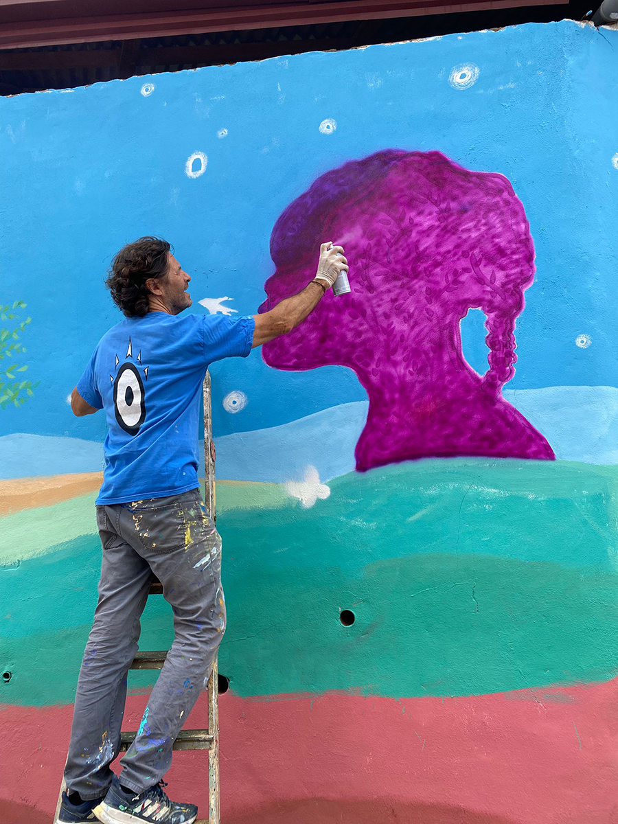 Pepe Yáñez. En el mural de Pepe Yáñez en la capital camerunesa han participado más de 150 niños y niñas del colegio Tiama Ecole con sus docentes y voluntariado de Adharaz 
